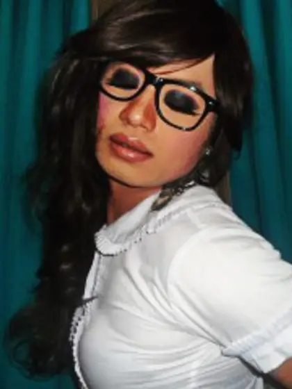 Brunette bea4u perform butt