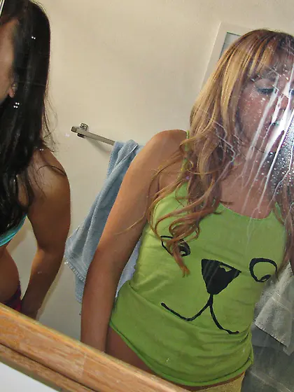 Jesse,  Lexi have there first teen BFF threesome!