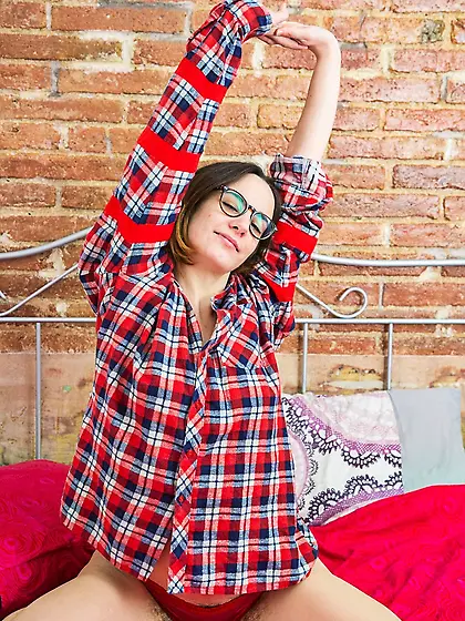 Babe leaves her armpits and pussy unshaven to manifest her femin