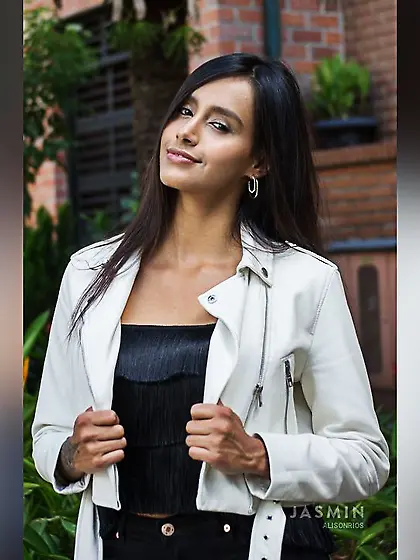 Athletic big tit teen dancing