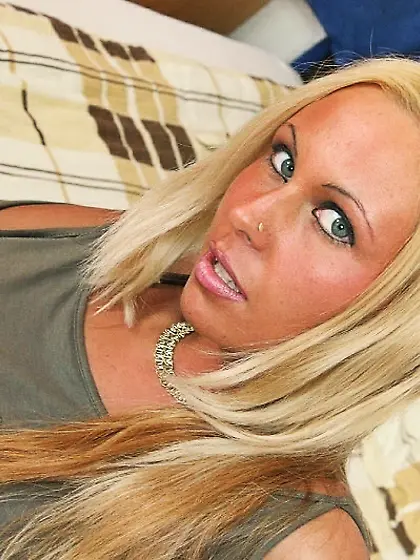 Adriana Russo drops down her sexy tight jeans and lingerie and f