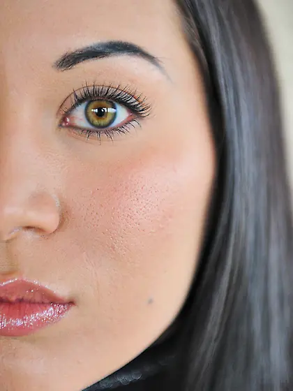 Raven-haired hottie with long legs showing her peachy pussy and