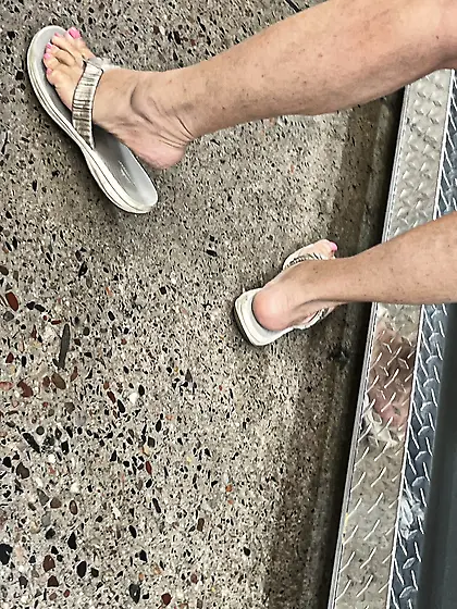 Gilfs feet at supermarket