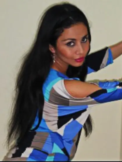 Brunette cinthyahotlips perform anal