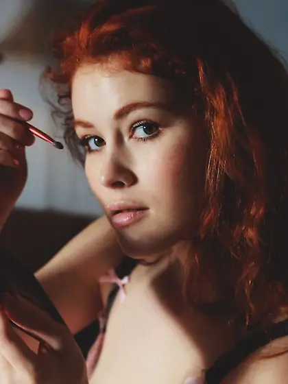 Sizzling European redhead shows her pussy while on a big bed Vid