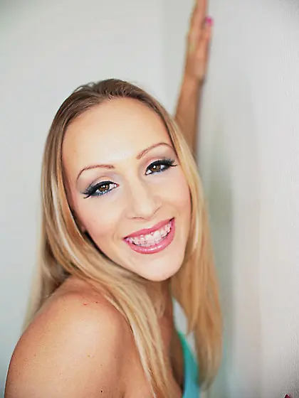 Guy enjoys the view of Marilyn Allure???s pussy and ass and her