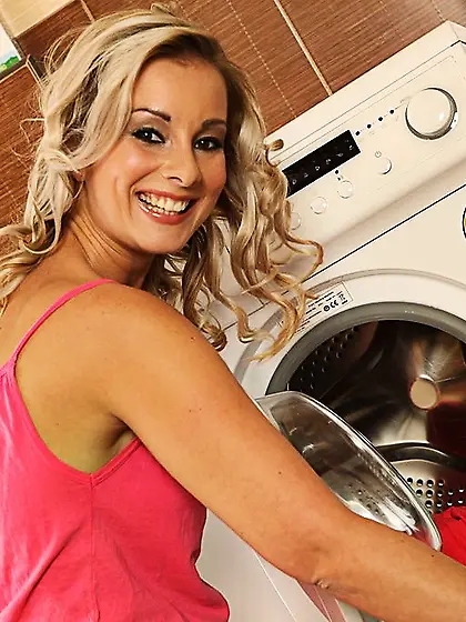 While her linen is in the washing machine blonde chick Yvett Kar