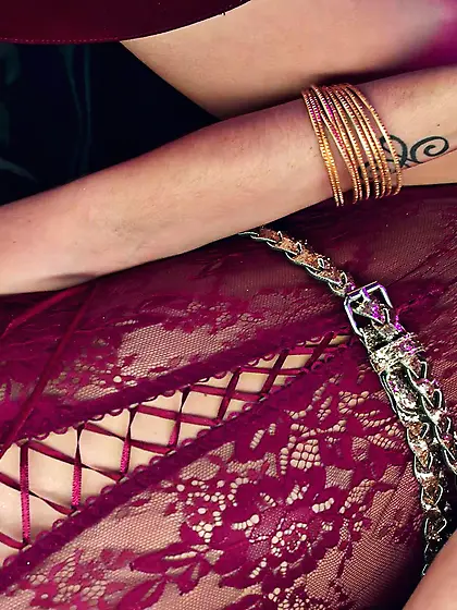 Enchanting doll's hardcore fuck in bed