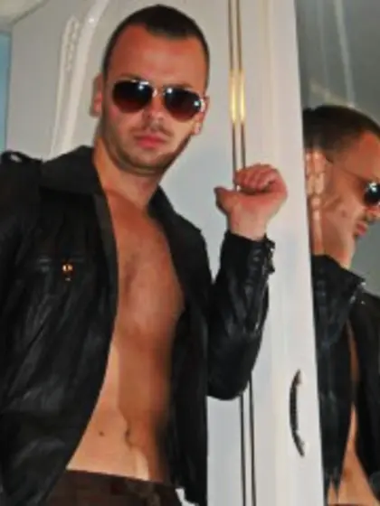 Blonde johny perform close