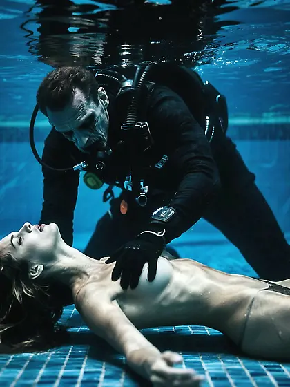 Jessica Alba underwater peril