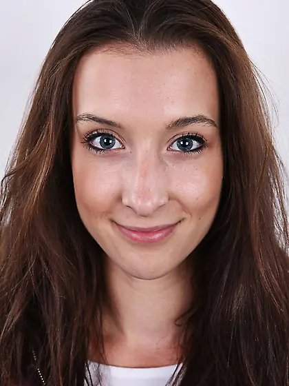 Lovable chick hot smiles