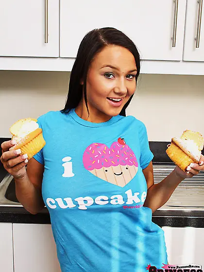 Teen babe eats cupcakes