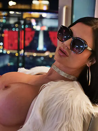 Stacked MILF savors a wild screw