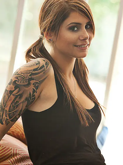 Hailey Leigh takes her white shorts off and then wildly fingers