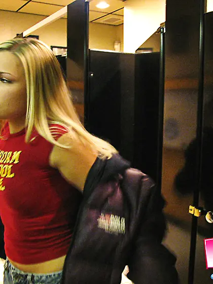 Smoking hot teen cuttie from Leia Loves You pulls down her jeans