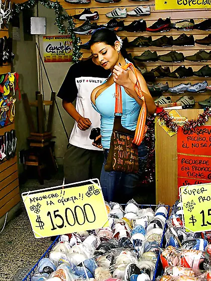 Chloe Veria Shopping