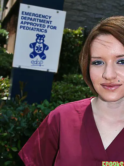 Ivory skinned teenie girl Faith Daniels gives humongous black co