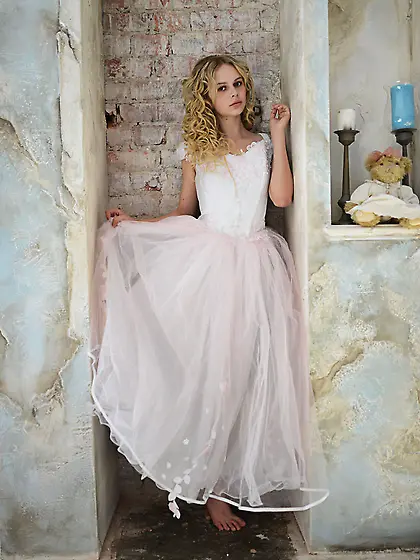 Before wedding ceremony enticing blonde performs strip show in a