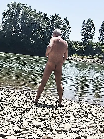 Balade nu au bord de la rivière