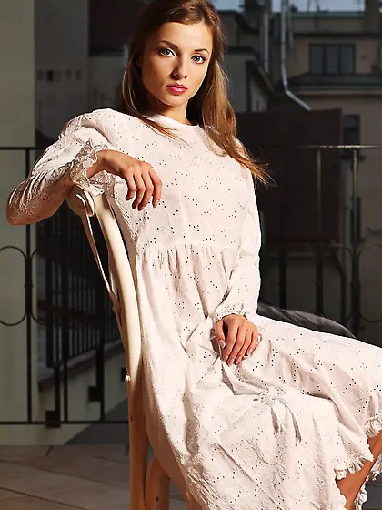 Superb babe with a shapely ass shows her goodies on a wooden cha