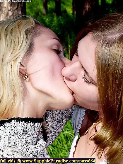 Sapphic Erotica cheerful lesbian girls