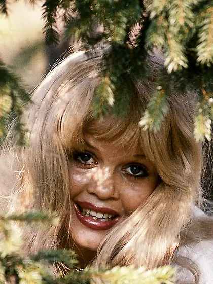 Blonde bombshell foxy body