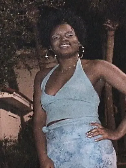 Descret fingers pussy and rides cock