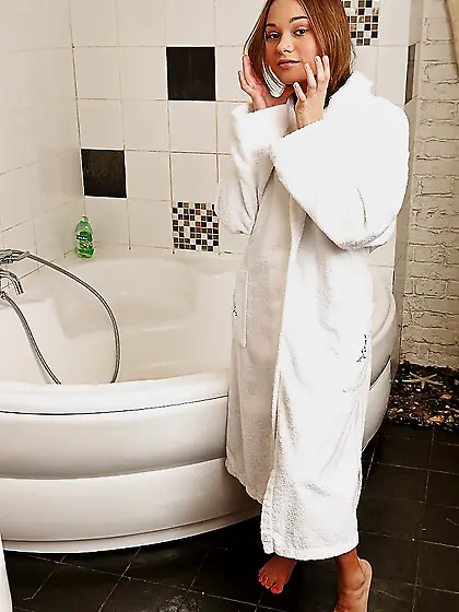 Love likes own body and goes to the bathroom to get naked and en