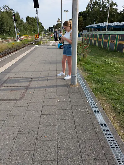Heiße Blonde am Bahnhof II