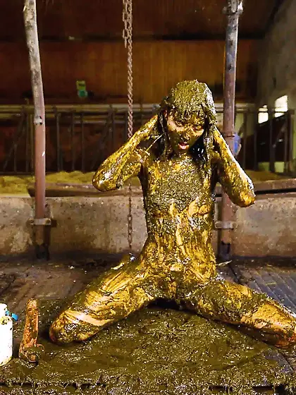 Maria Anjel in manure