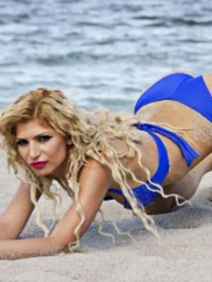 Blonde Evaluna Striptease.