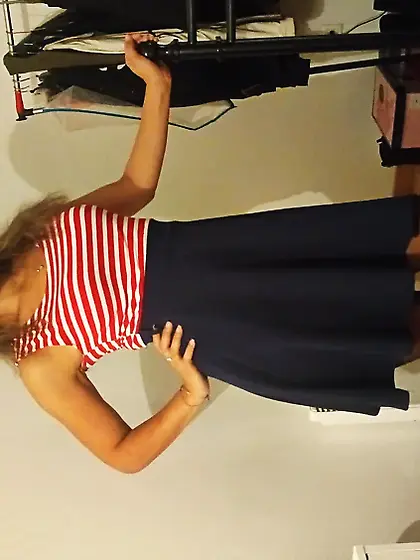 Robe bleu et rouge, preparation pour aller voir un amant