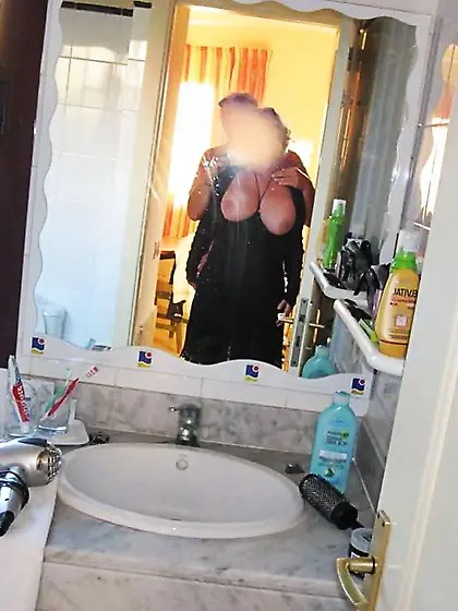 Nackte Titten unter der Bluse oder dem Kleid