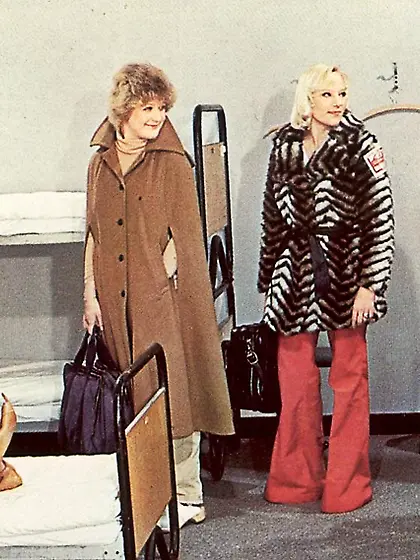 Lewd black chick fisting