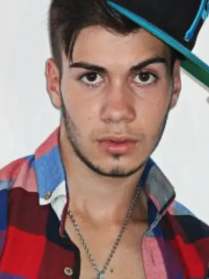 18 yo brunette Justin.