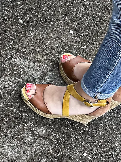 Voyeur Teen feet foot barefeet barefoot toes soles