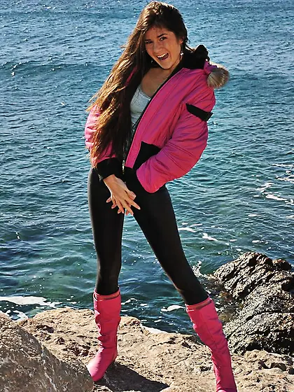 Sweet log-haired teen leggings