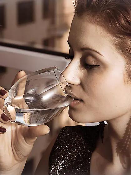 Jeans-wearing luxurious teen and her retro-style naked photo sho