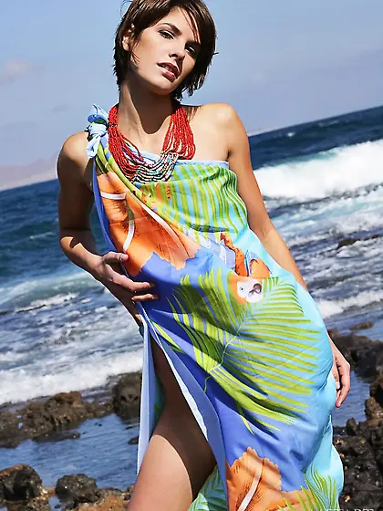 Short-haired brunette shows her hair-free pussy by the water Vid