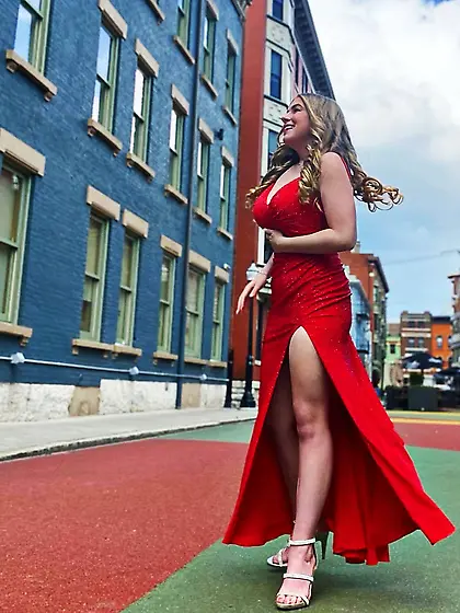 Morgan Thompson Busty Nonnude Cutie