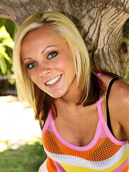 Smiling blonde kitty Cali Kayden shows her bald pussy in the sha