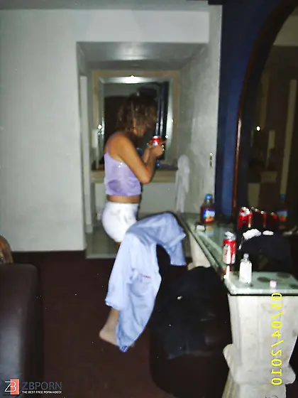 EUNICE SARAHI REQUEJO BEBIENDO EN EL MOTEL