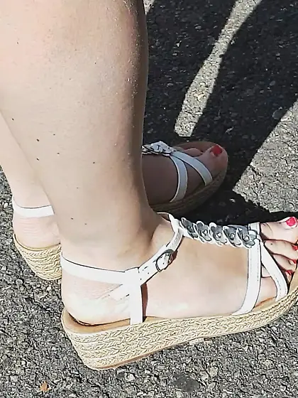 Voyeur Teen feet foot barefeet barefoot toes soles