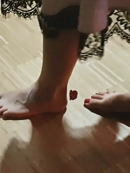 Voyeur Teen feet foot barefeet barefoot toes soles