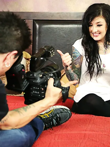 Tattooed brunette hottie sneaks