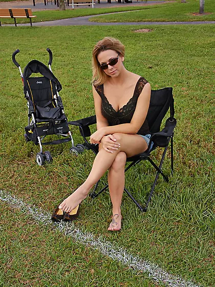 The busty milf Brianna Beach likes both licking and getting tong