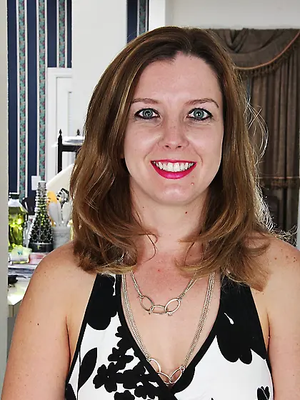 Chubby bodied chick Deliliah Stevenson spreads nub lips for exci