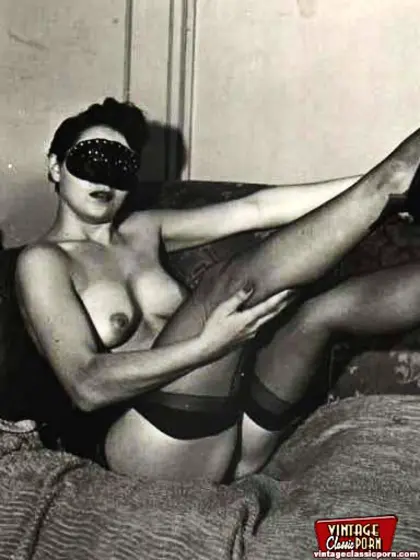 Vintage chicks wear dark