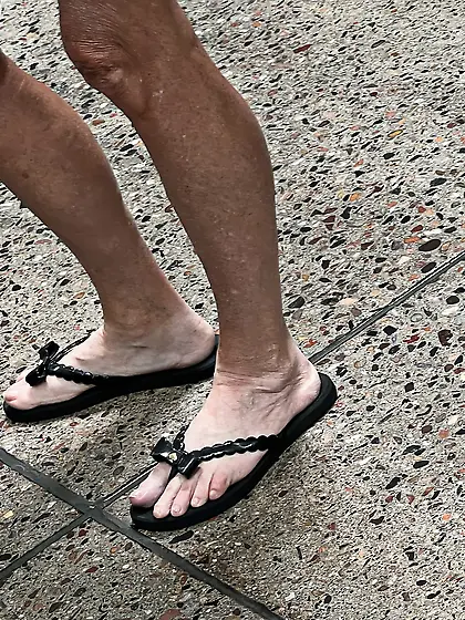 Gilf feet at supermarket