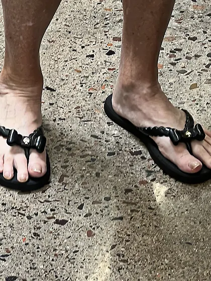 Gilf feet at supermarket